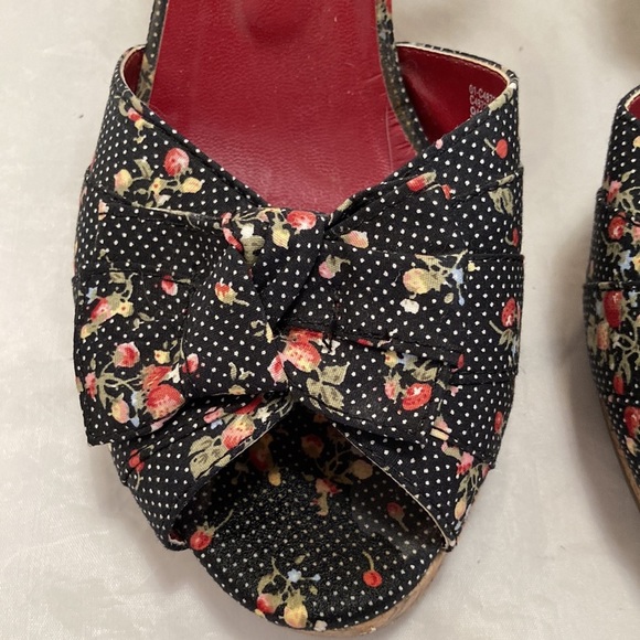 CLIFFS Sandals by White Mountain - Picture 2 of 13